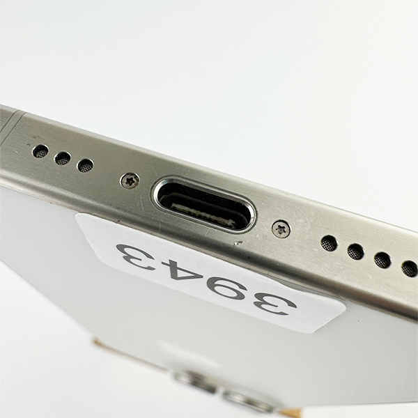 Apple iPhone 15 Pro 128GB White Titanium Б/У №3943 (Стан 8/10)