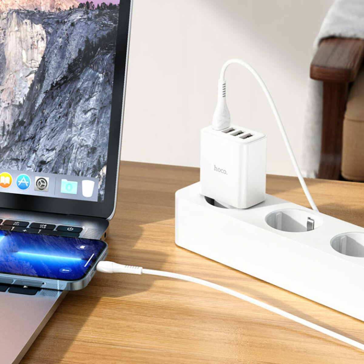 Мережевий зарядний пристрій HOCO C102A Fuerza QC3.0 four-port charger set(iP) 18W White