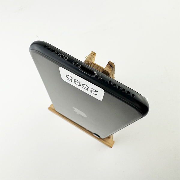 Apple SE 2 128Gb Black Б/У №2595 (Стан 8/10)